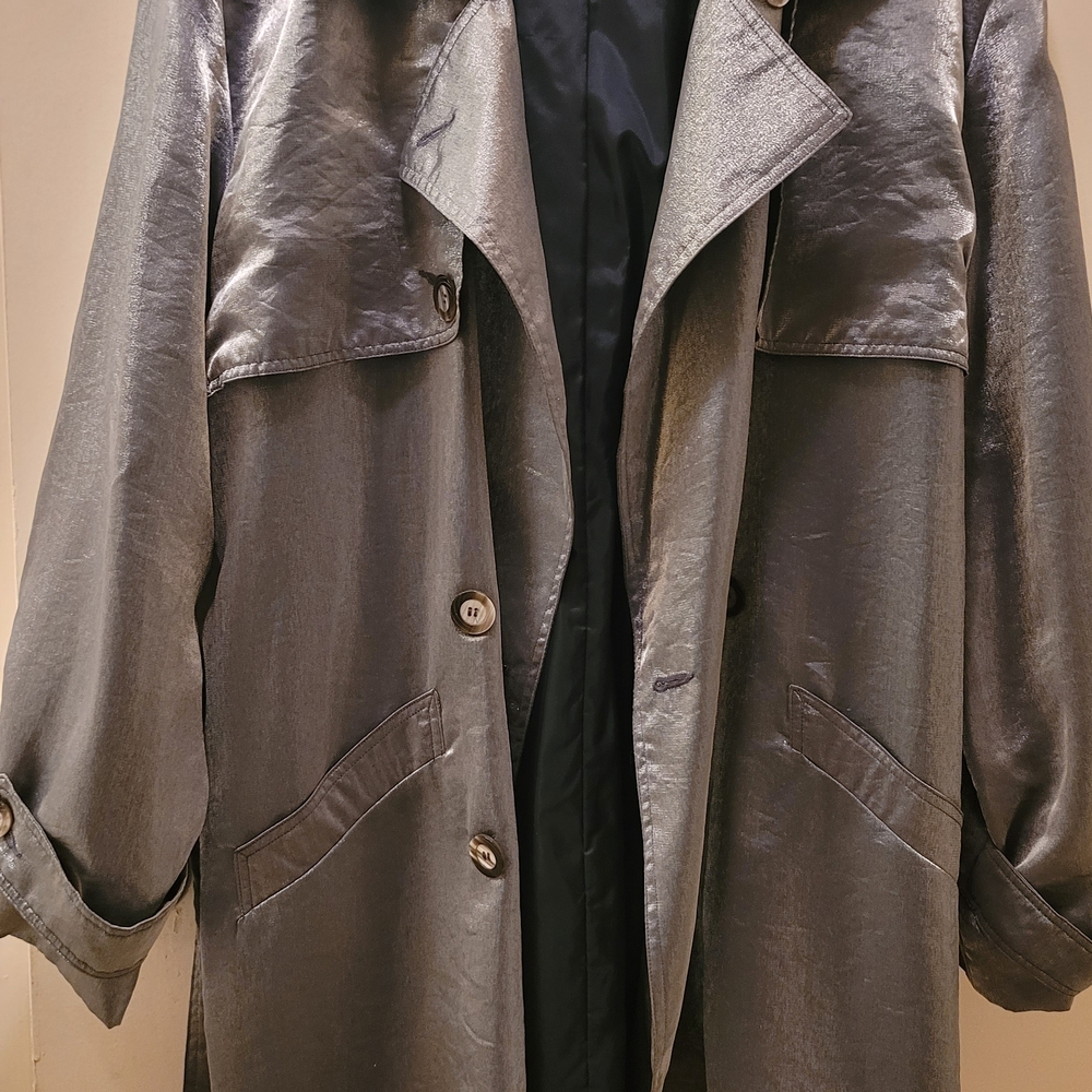 Silver Trench Coat with Wide Lapels and Flowing Silhouette